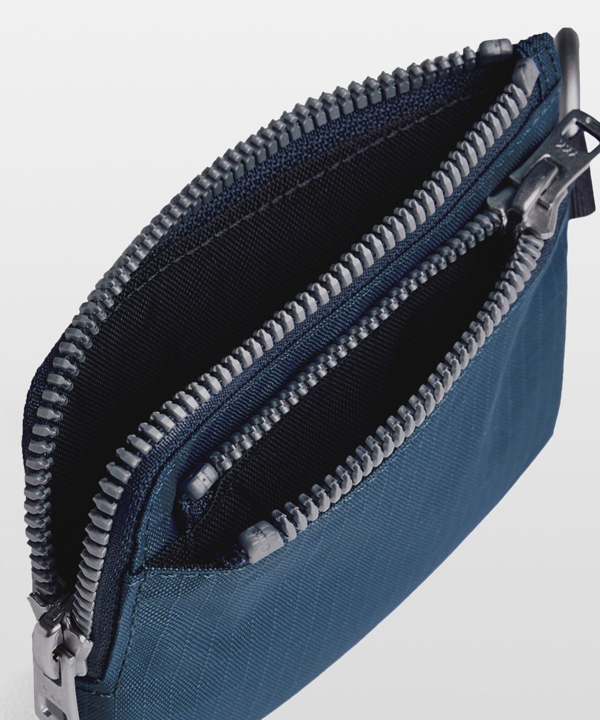 잔스포츠(JANSPORT) 베이직 로고 파우치 키링 NAVY