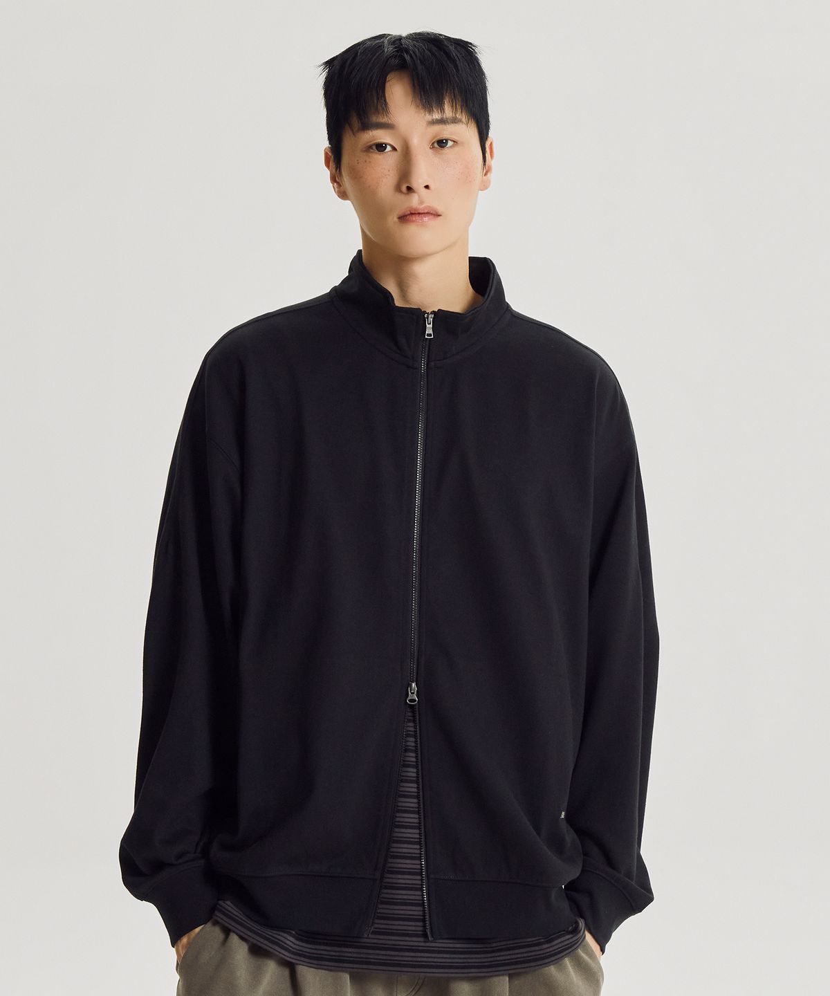 뉴발란스(NEW BALANCE) NBMDG31803 / UNI 에센셜 헤리티지 경량 스텐드넥 집업 (BLACK)