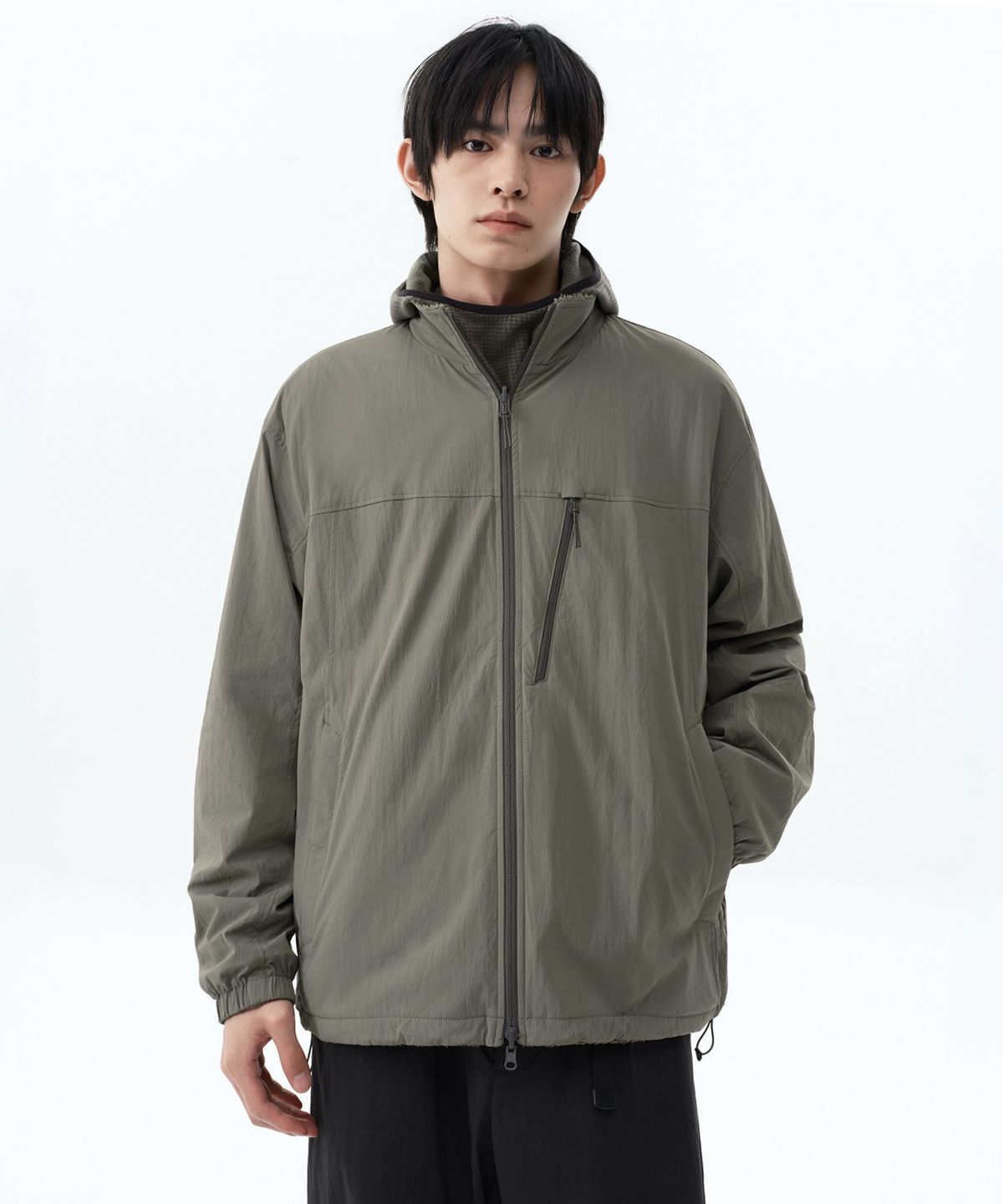 무신사 스탠다드(MUSINSA STANDARD) [시티 레저] 리버서블 메시 플리스 하이넥 원드브레이커 [카키 그레이]