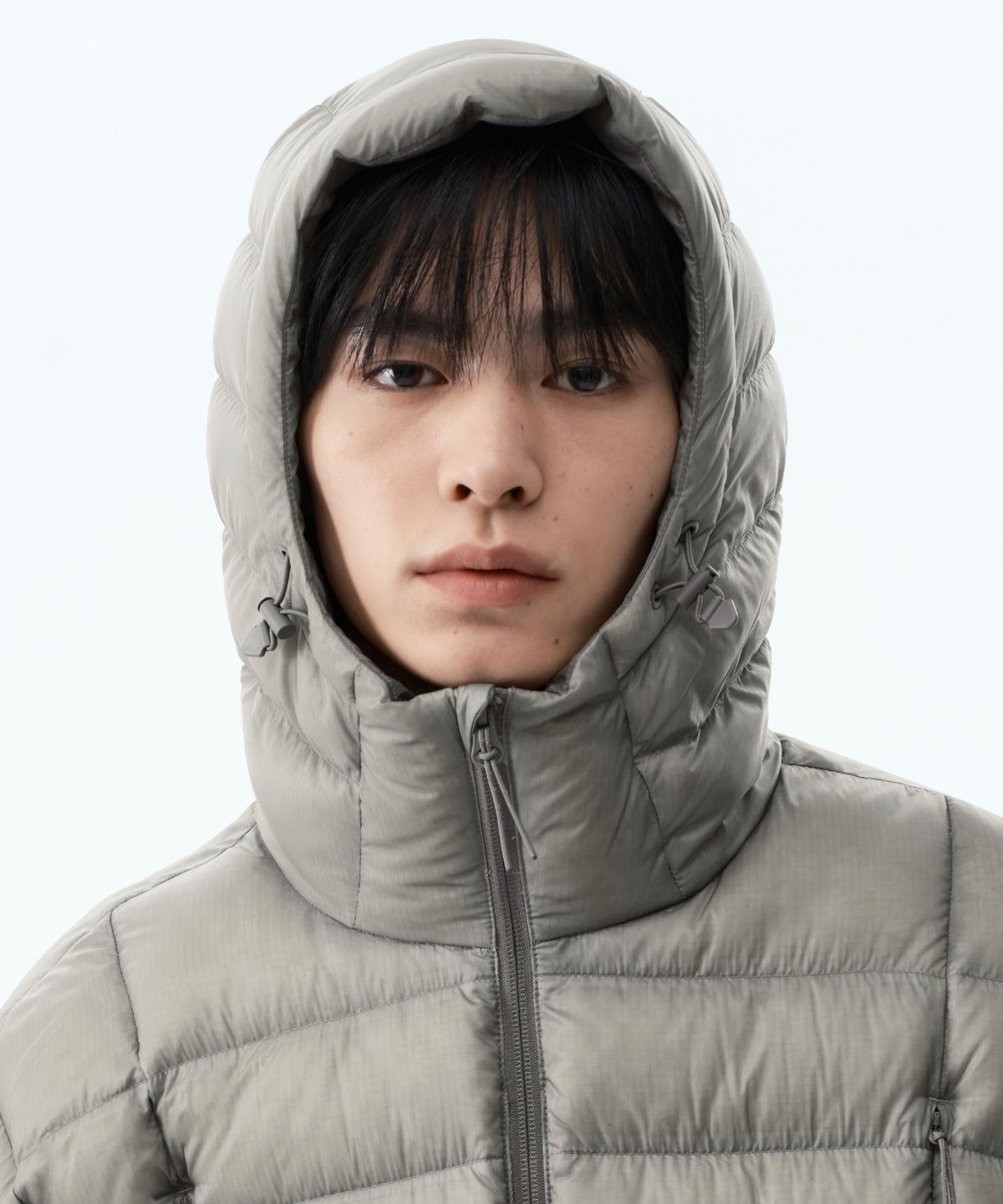무신사 스탠다드(MUSINSA STANDARD) [시티 레저] 더블 포켓 후디드 라이트 다운 재킷 [웜 그레이]
