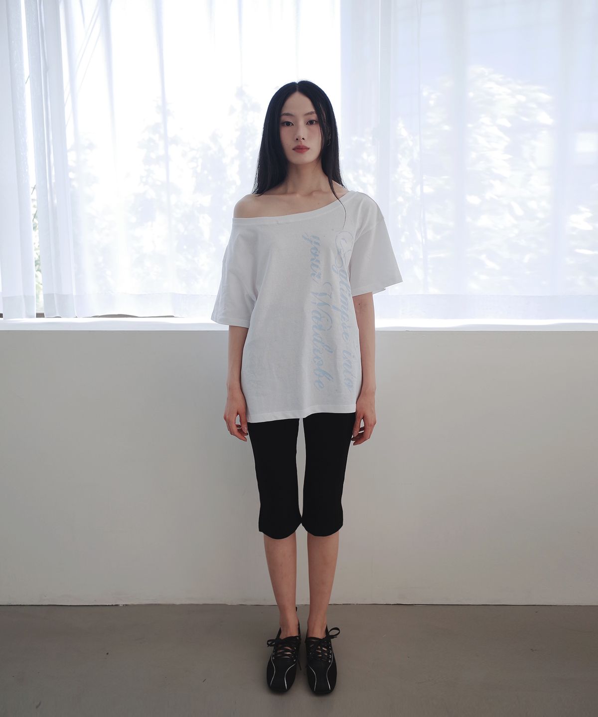 아이불(AYVUL) 레터링 오프숄더 오버핏 반팔티, 화이트