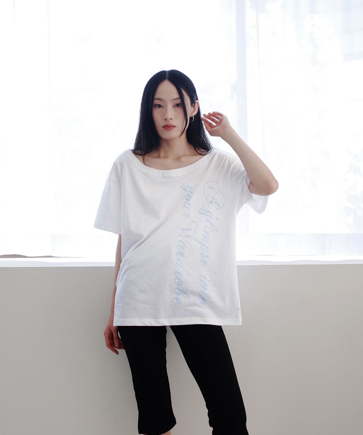 아이불(AYVUL) 레터링 오프숄더 오버핏 반팔티, 화이트