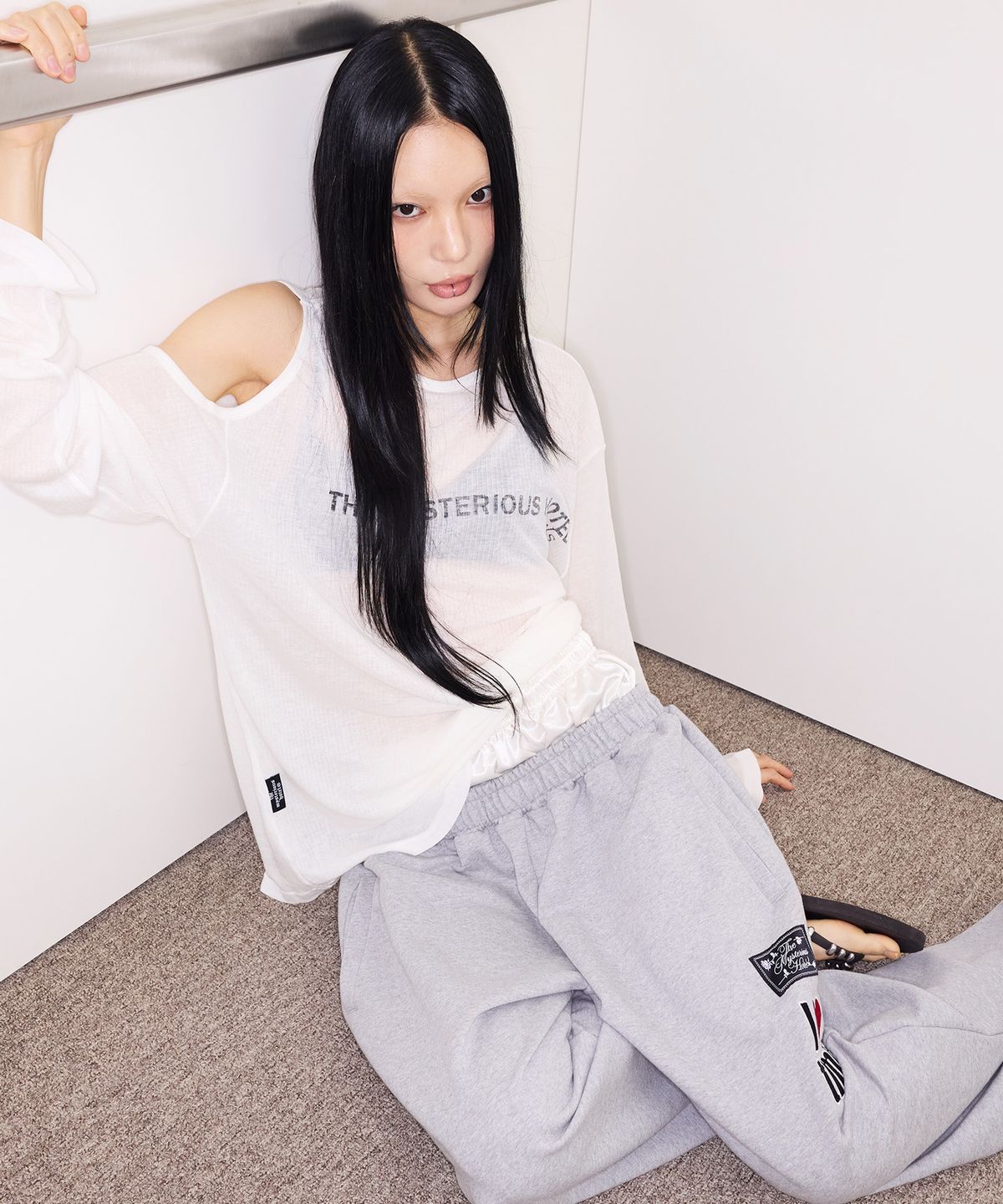 미스테리어스호텔(THE MYSTERIOUS HOTEL) TMH GRLS HOLE SLEEVE [IVORY]