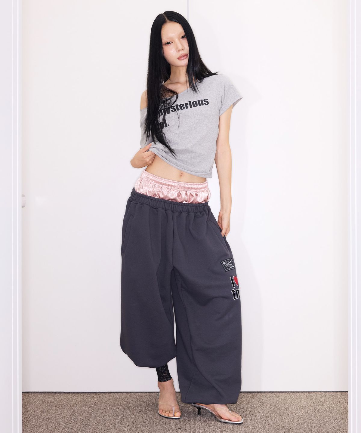 미스테리어스호텔(THE MYSTERIOUS HOTEL) SATIN LAYERED SWEAT PT [CHARCOAL]
