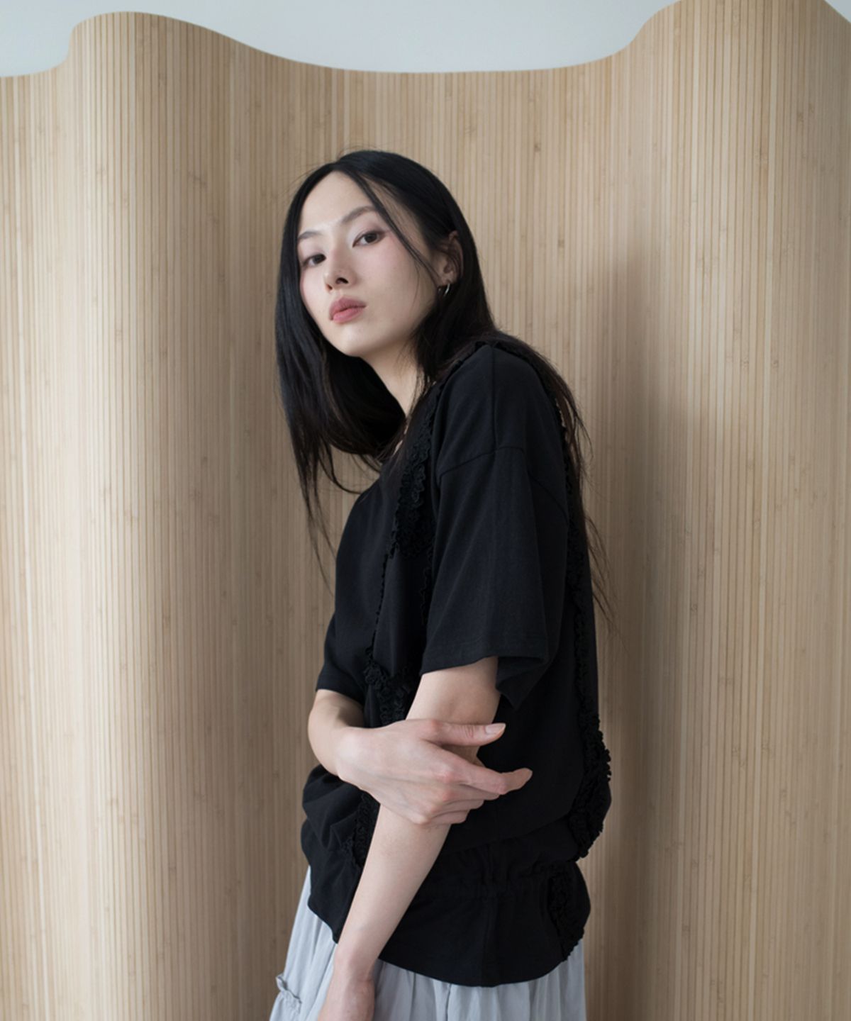 아이불(AYVUL) 하트 레이스 러플 오버핏 반팔티, 블랙