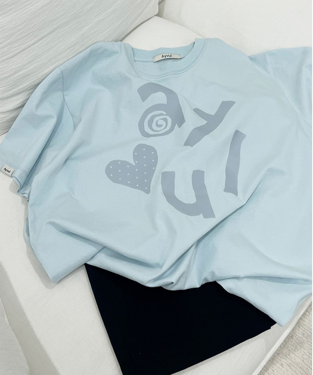 아이불(AYVUL) 도트 하트 로고 오버핏 반팔티, 스카이블루