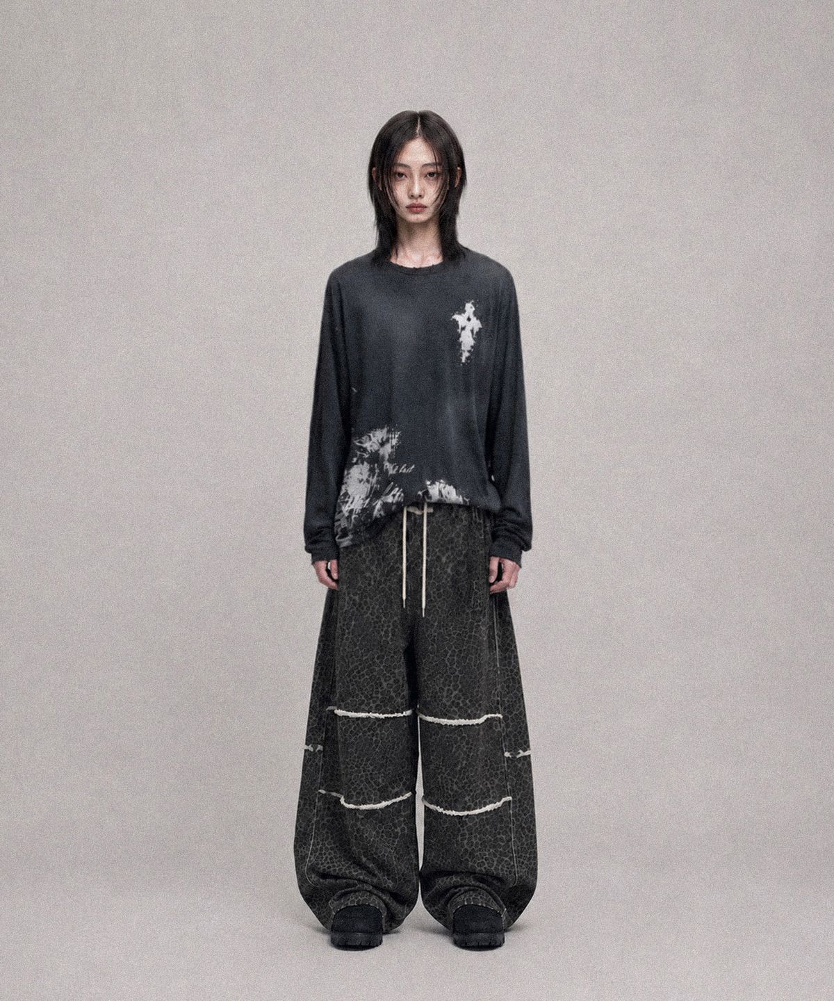낫포너드(NOT4NERD) Raw Distressed Dirty Washed U-Neck Long Sleeve - Black