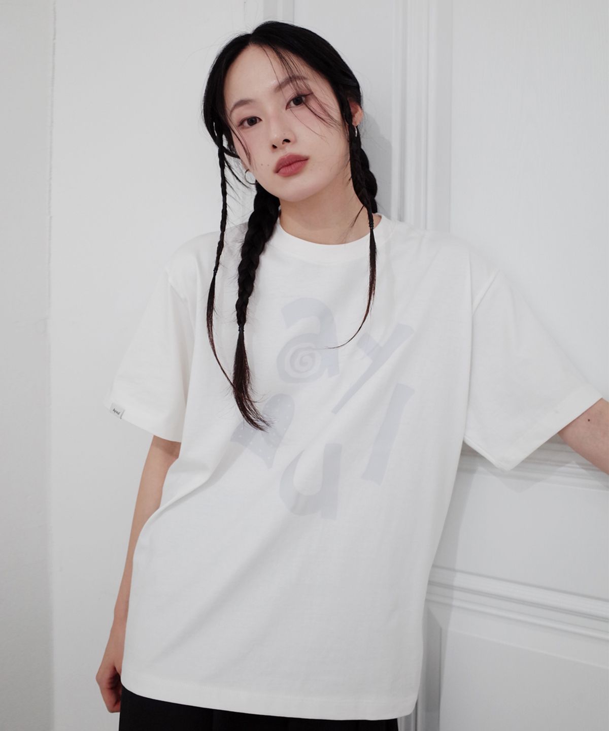 아이불(AYVUL) 도트 하트 로고 오버핏 반팔티, 화이트