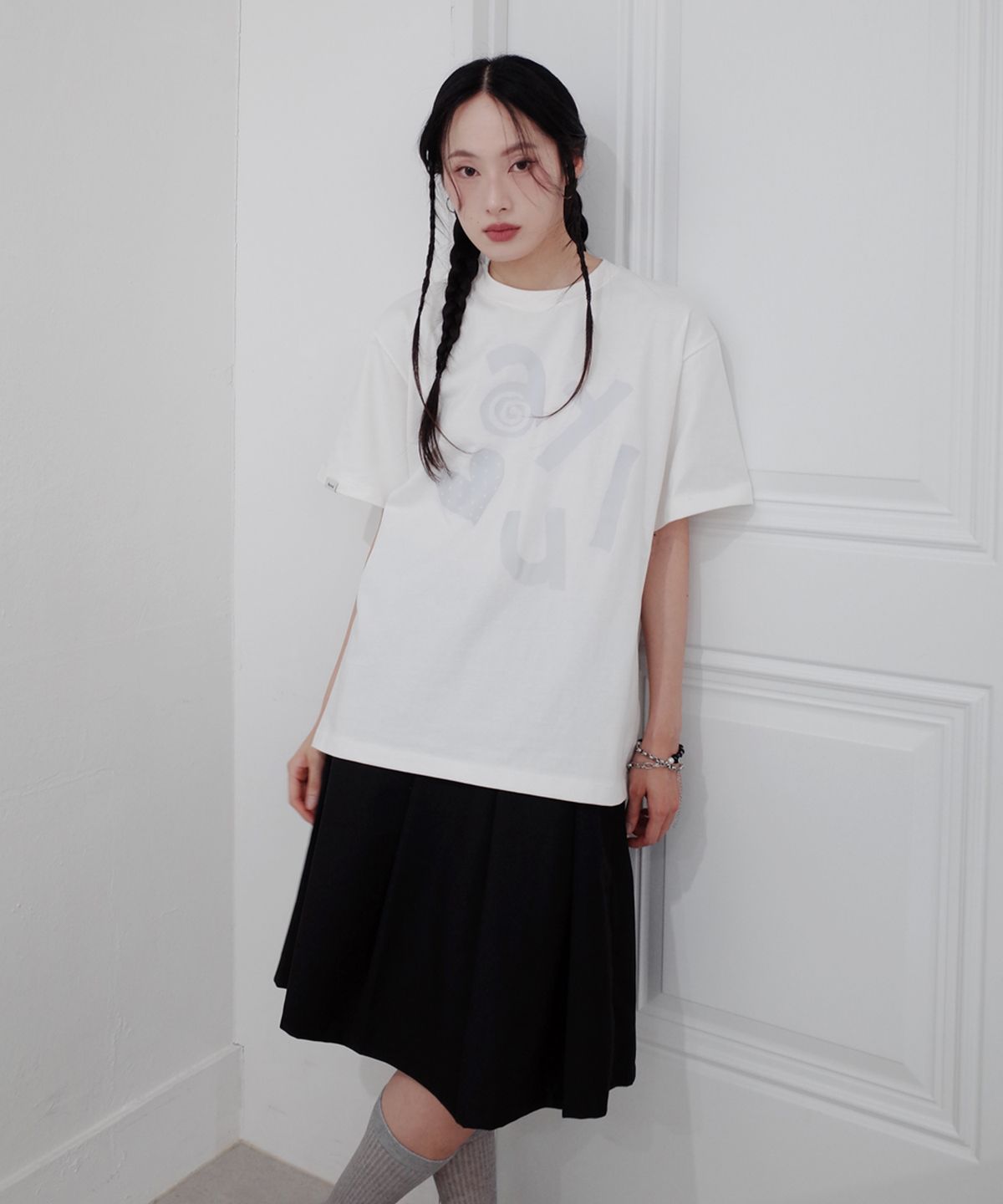 아이불(AYVUL) 도트 하트 로고 오버핏 반팔티, 화이트