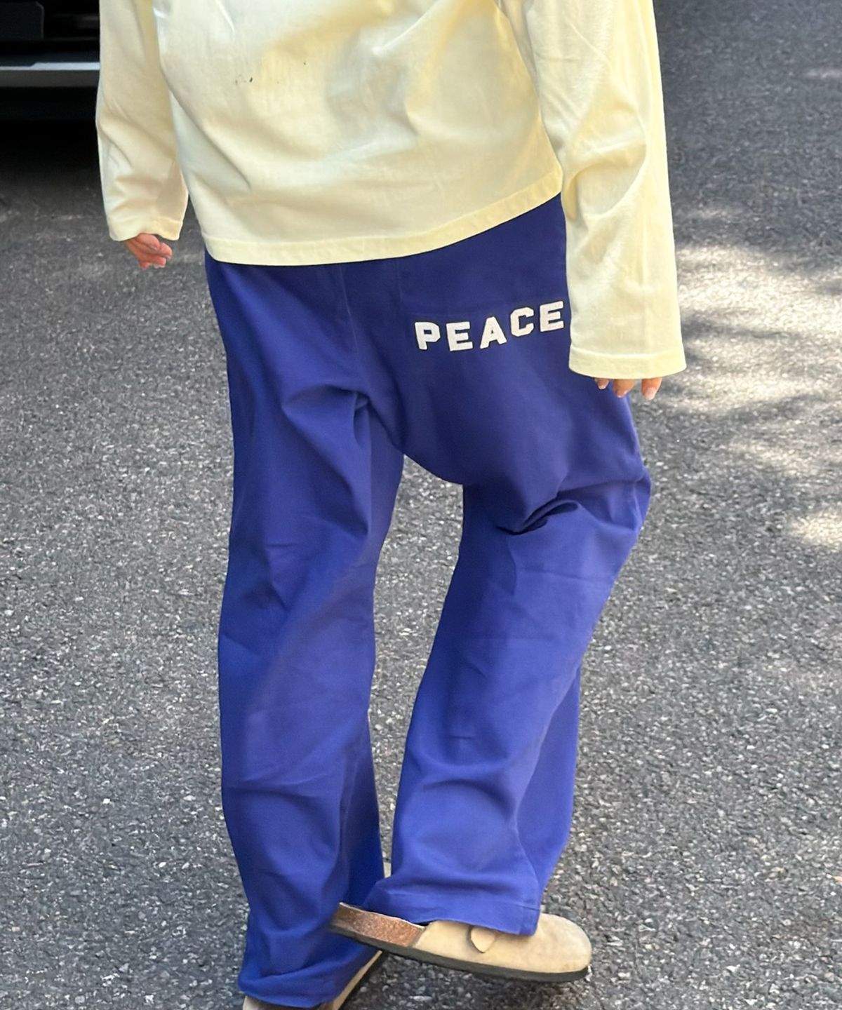 아모우(AMOU) PEACE Semi Flare Chino Pants BLUE