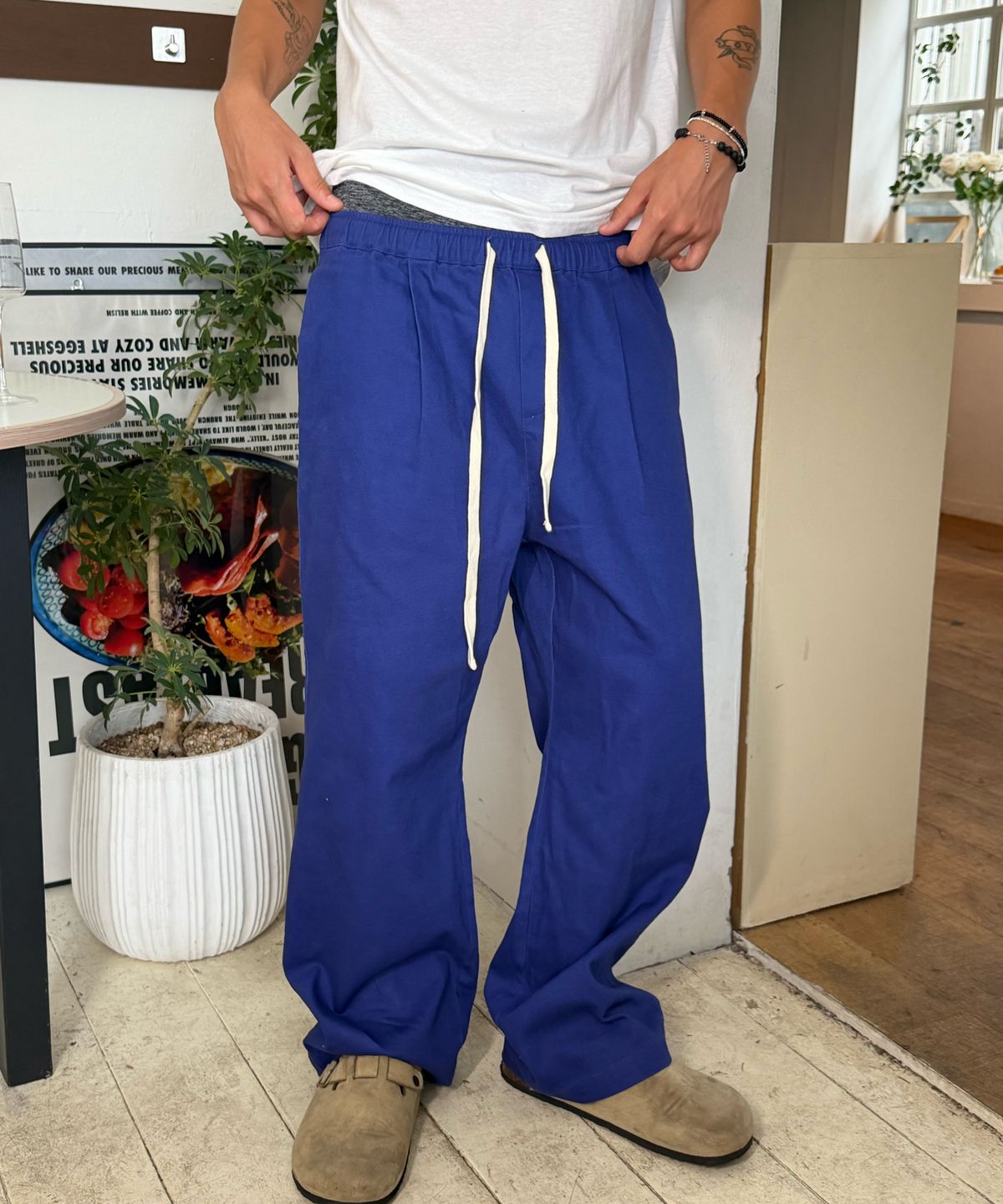 아모우(AMOU) PEACE Semi Flare Chino Pants BLUE