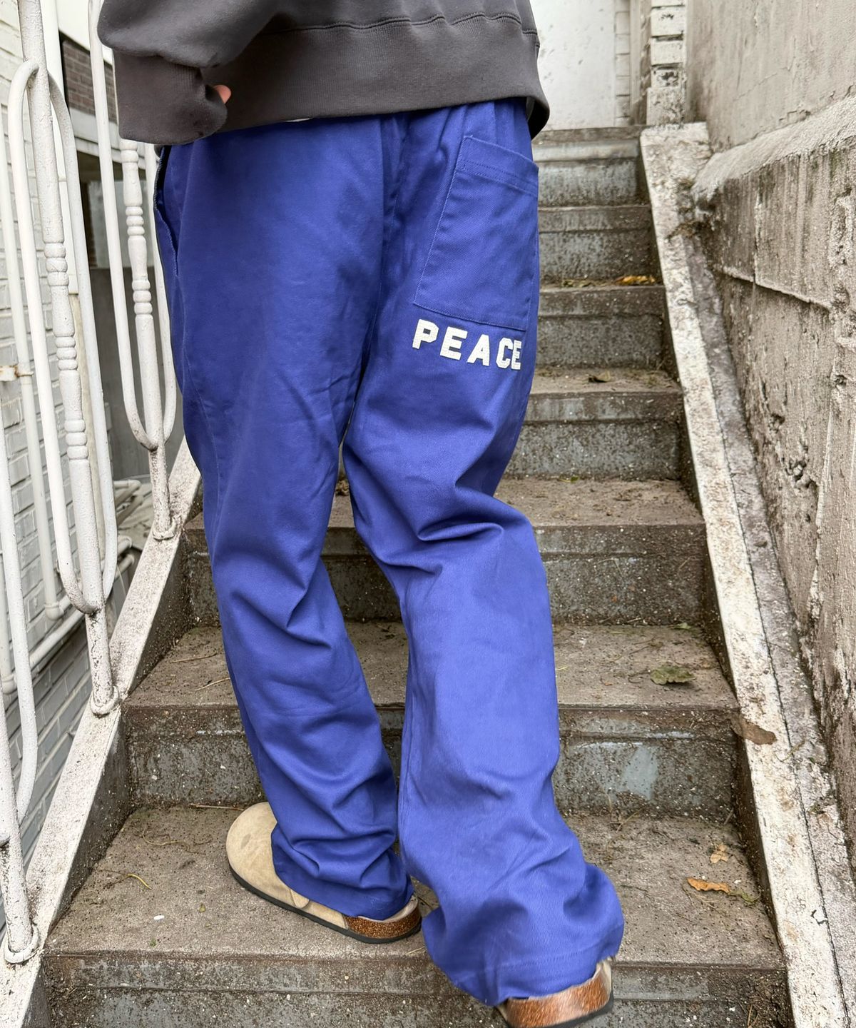 아모우(AMOU) PEACE Semi Flare Chino Pants BLUE