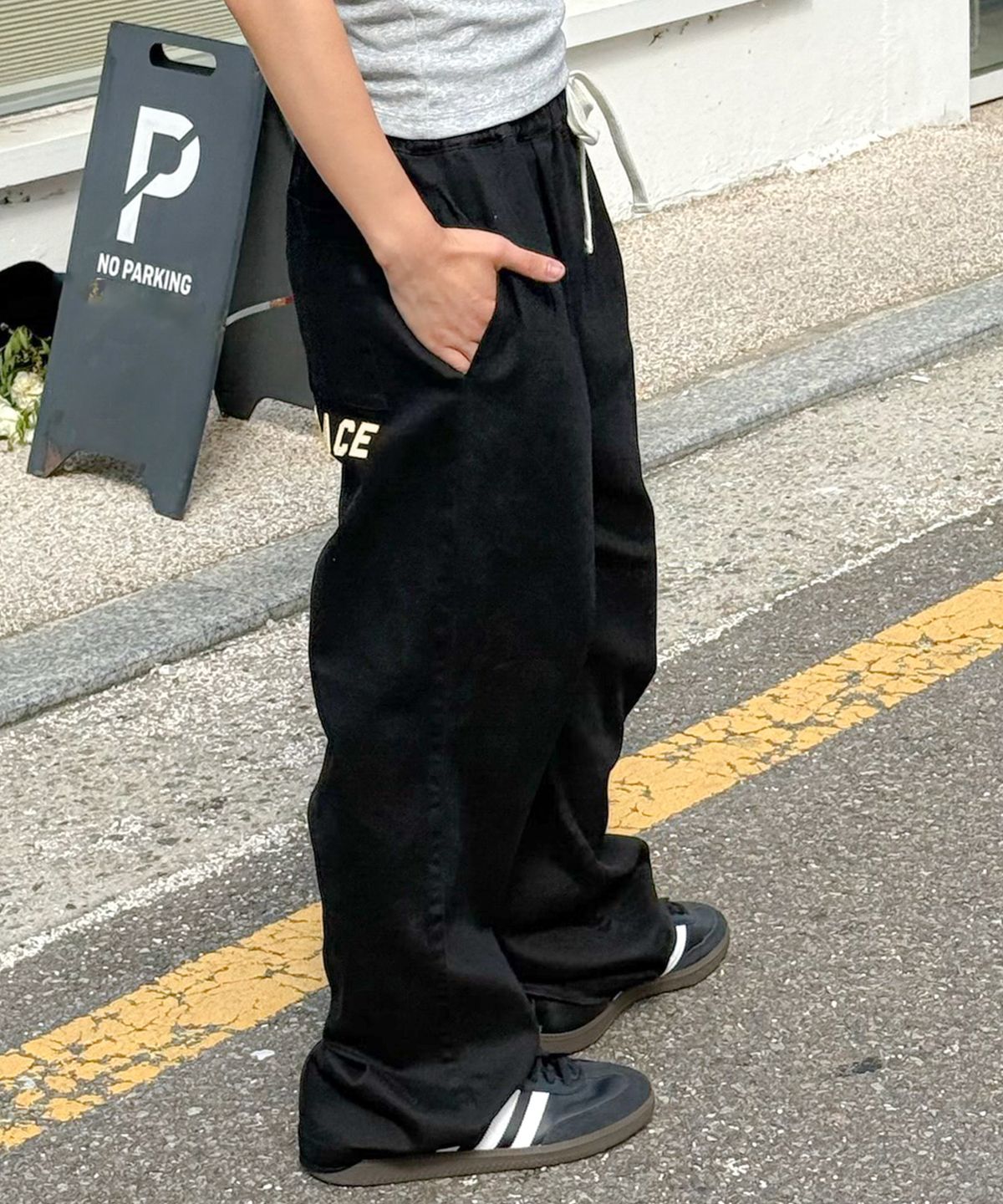 아모우(AMOU) PEACE Semi Flare Chino Pants BLACK
