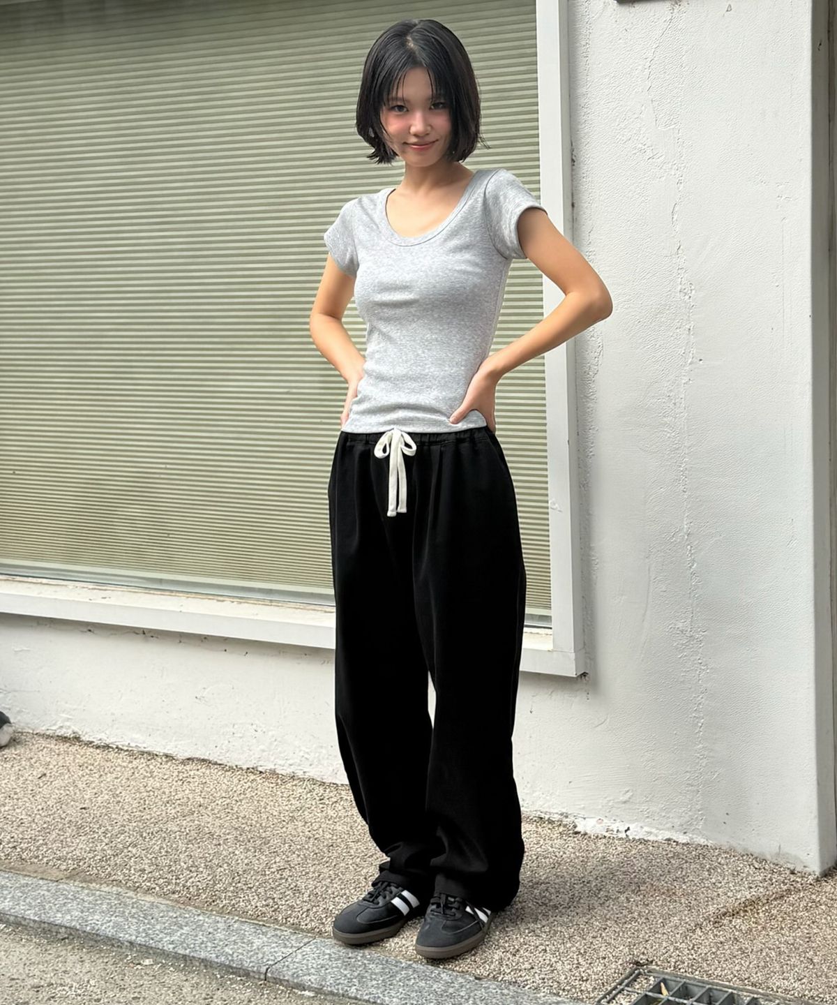 아모우(AMOU) PEACE Semi Flare Chino Pants BLACK