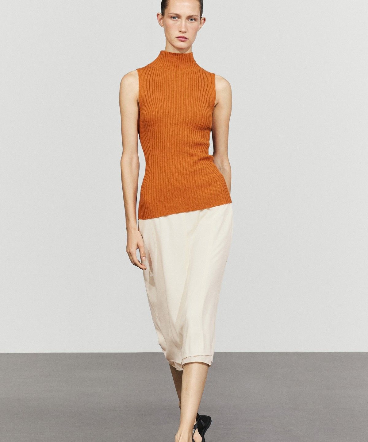 마시모두띠(MASSIMO DUTTI) 리브드 니트 터틀넥 탑
