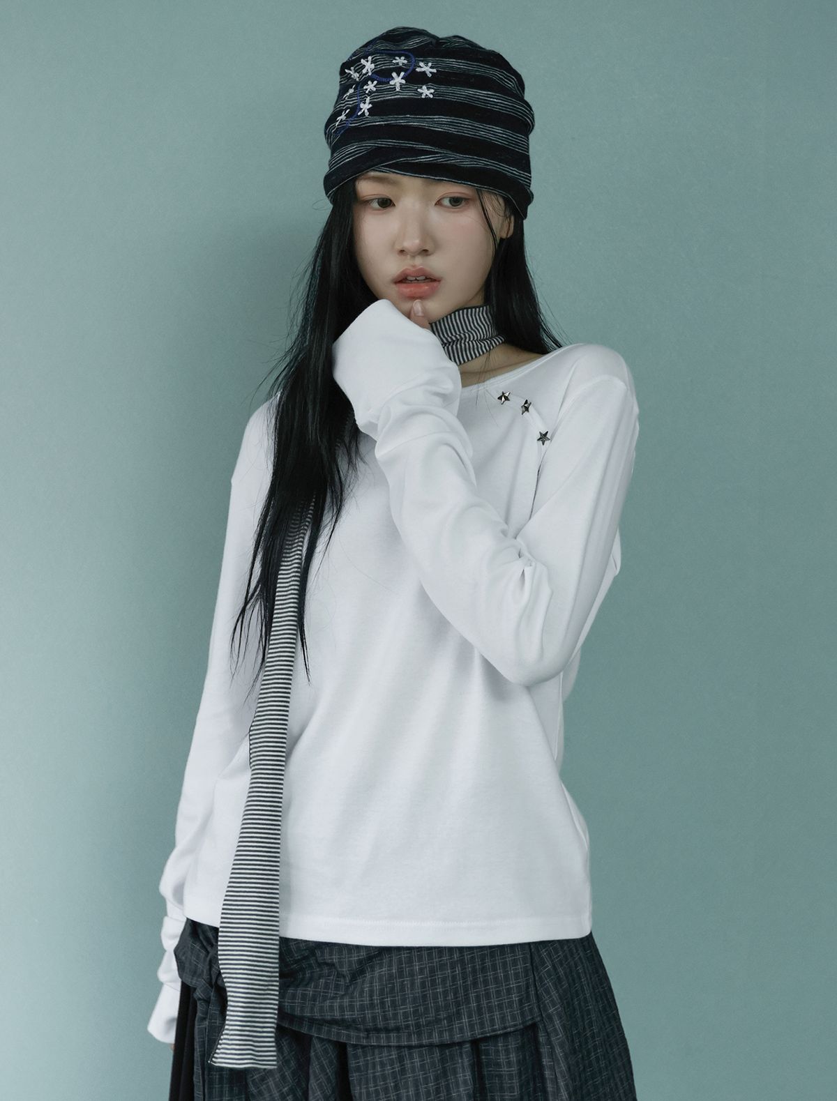 루프(LOOXP) 언발 스타 리벳 워머 긴팔티 아이보리
