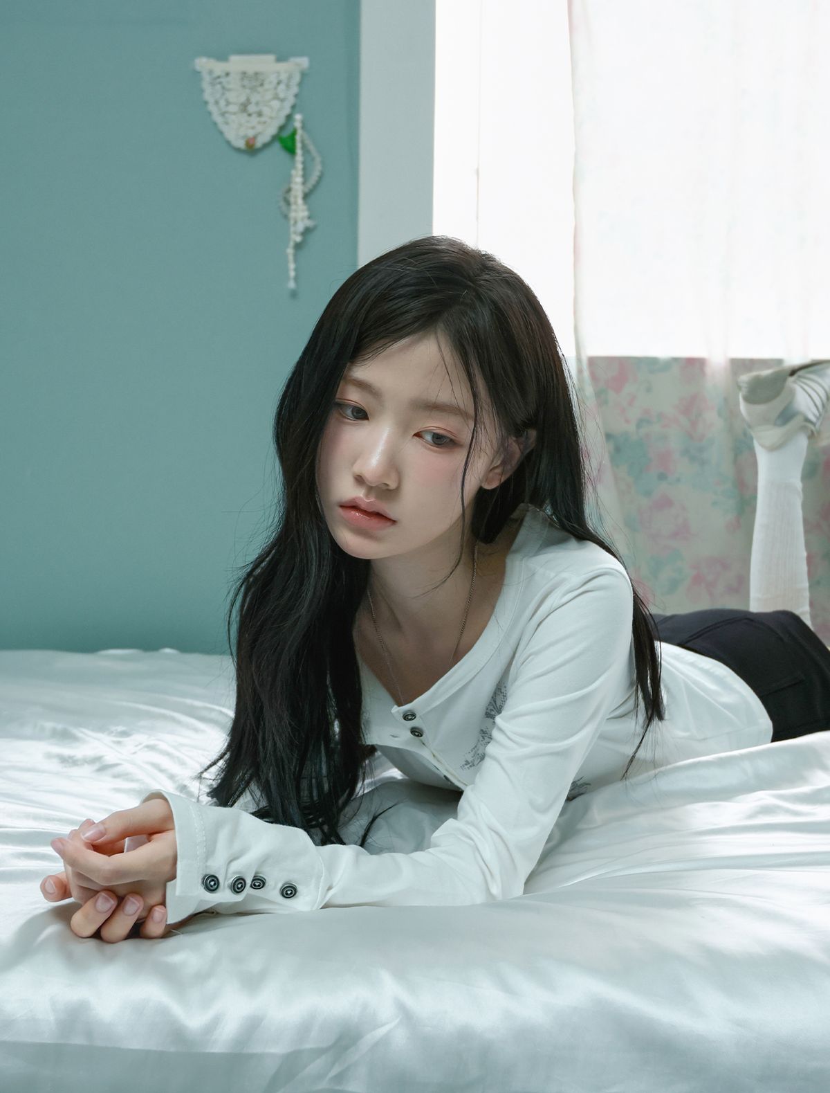 루프(LOOXP) 헨리넥 크로스 버튼 긴팔티 아이보리(연그레이)