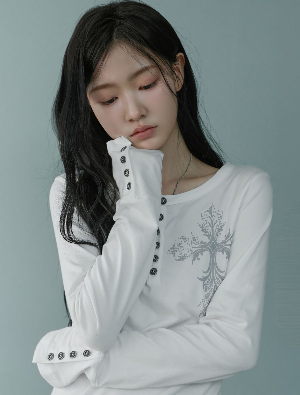 루프(LOOXP) 헨리넥 크로스 버튼 긴팔티 아이보리(연그레이)
