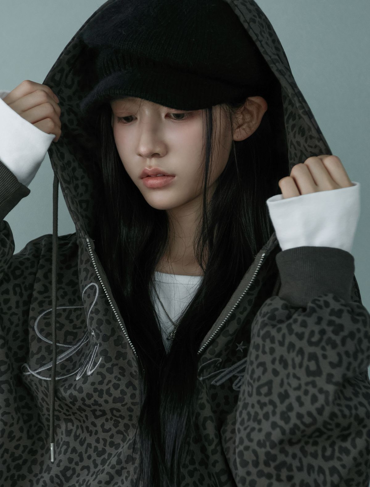 루프(LOOXP) 럭키 레터링 베이직 오버핏 후드집업 레오파드 차콜