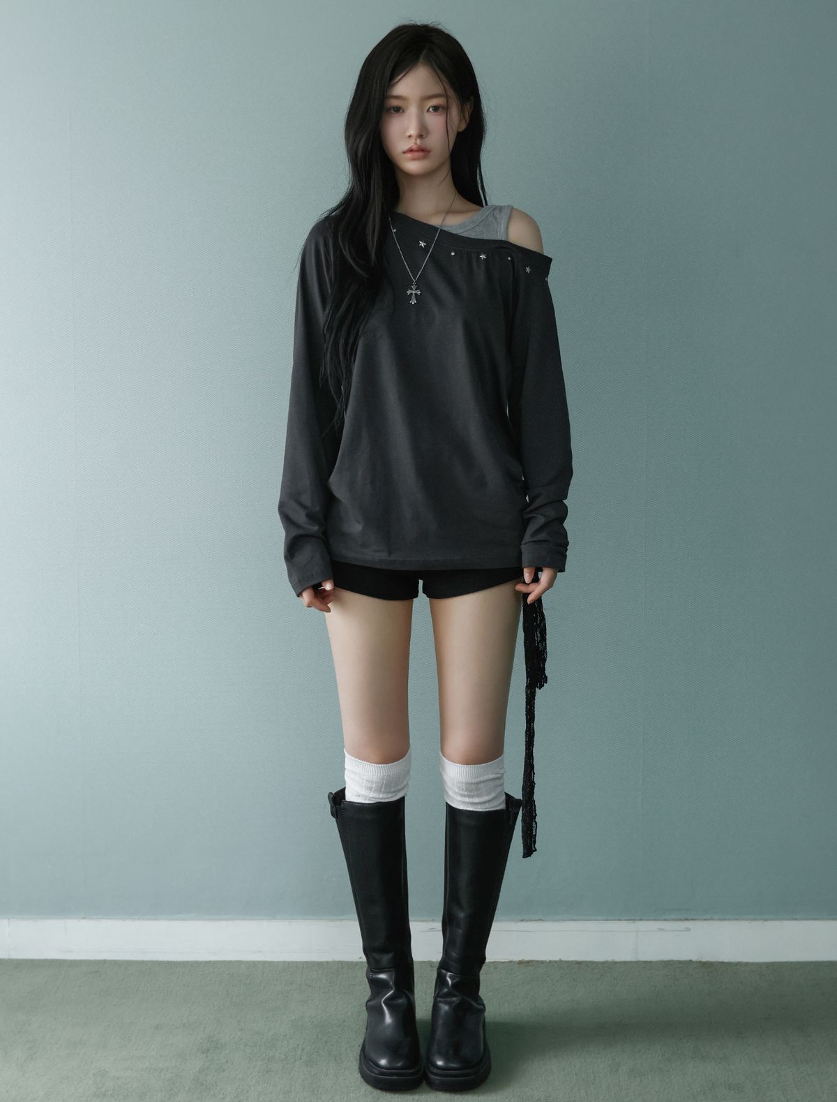 루프(LOOXP) 베이직 언발 오프숄더 긴팔티 차콜