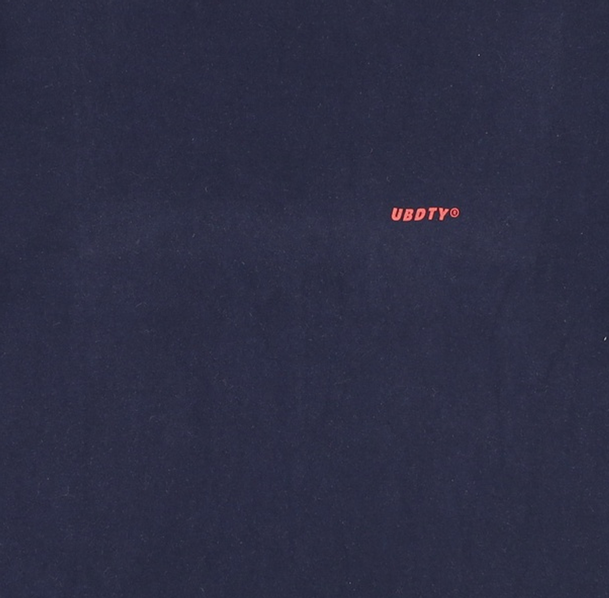 어반디타입(URBANDTYPE) DT251_UBDTY 웨이브 그라데이션 로고 티_네이비 L