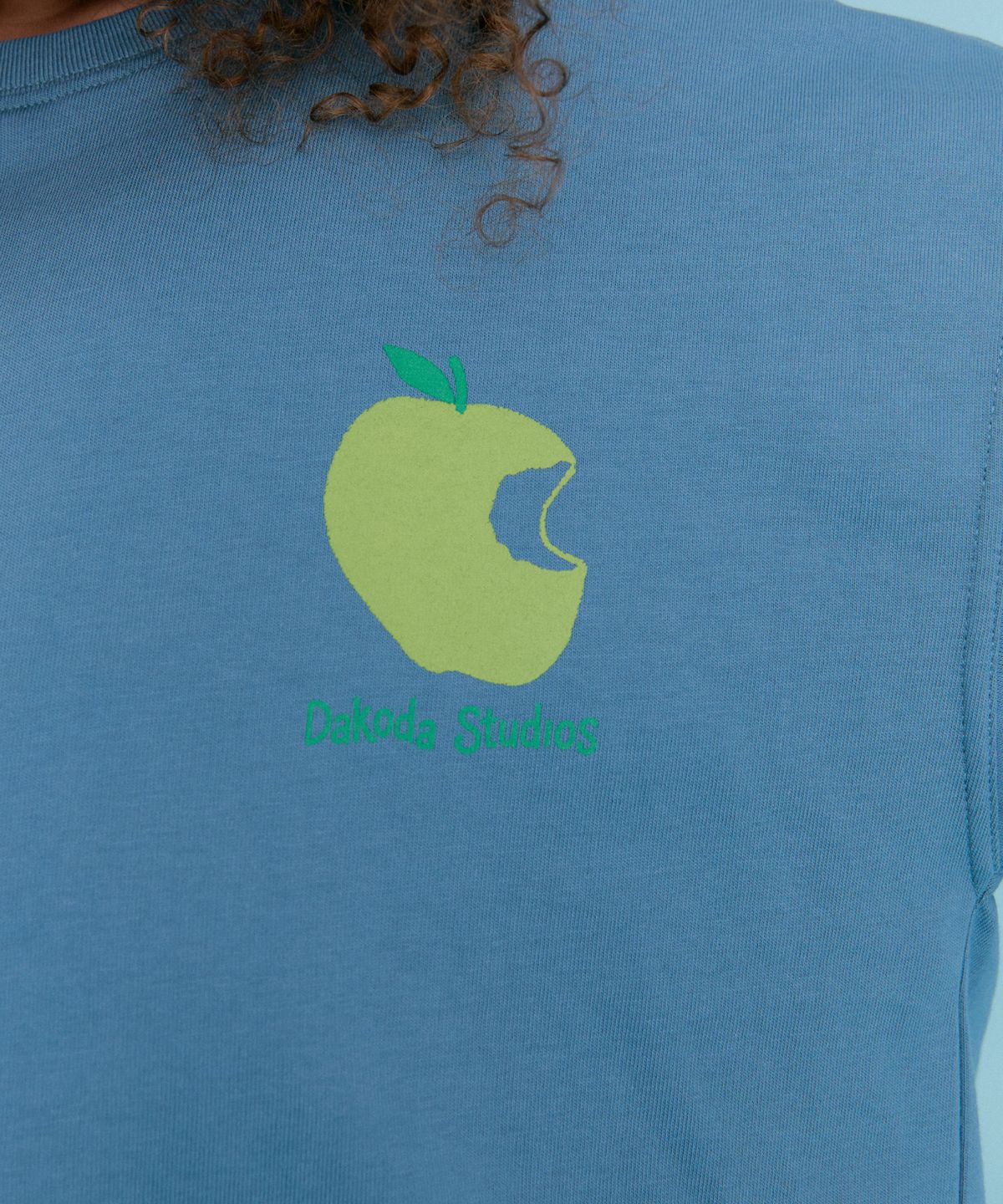 다코다 스튜디오(DAKODA STUDIOS) 사과 그래픽 티셔츠