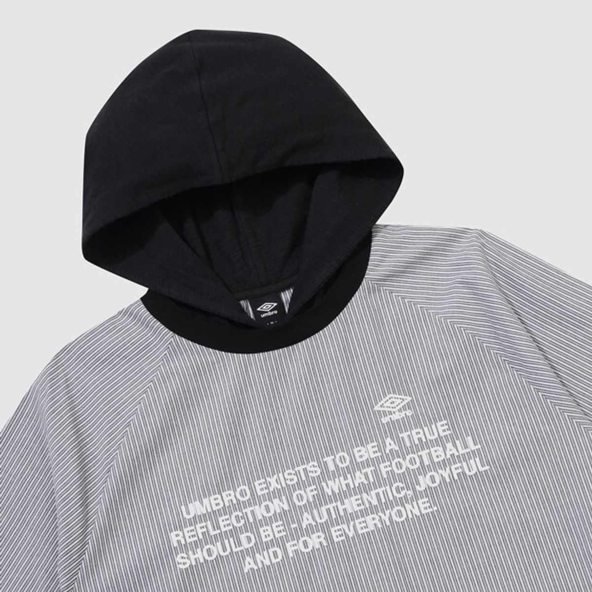 엄브로(UMBRO) 스트라이프 하이브리드 후드 풀오버 블랙 UR321CWT81