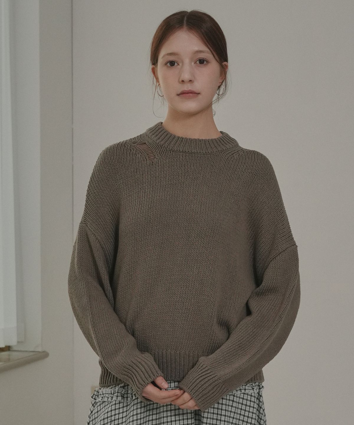 블레티(VLETI) [Cotton 100%] Round Shoulder Damage Knit (Light_khaki)
