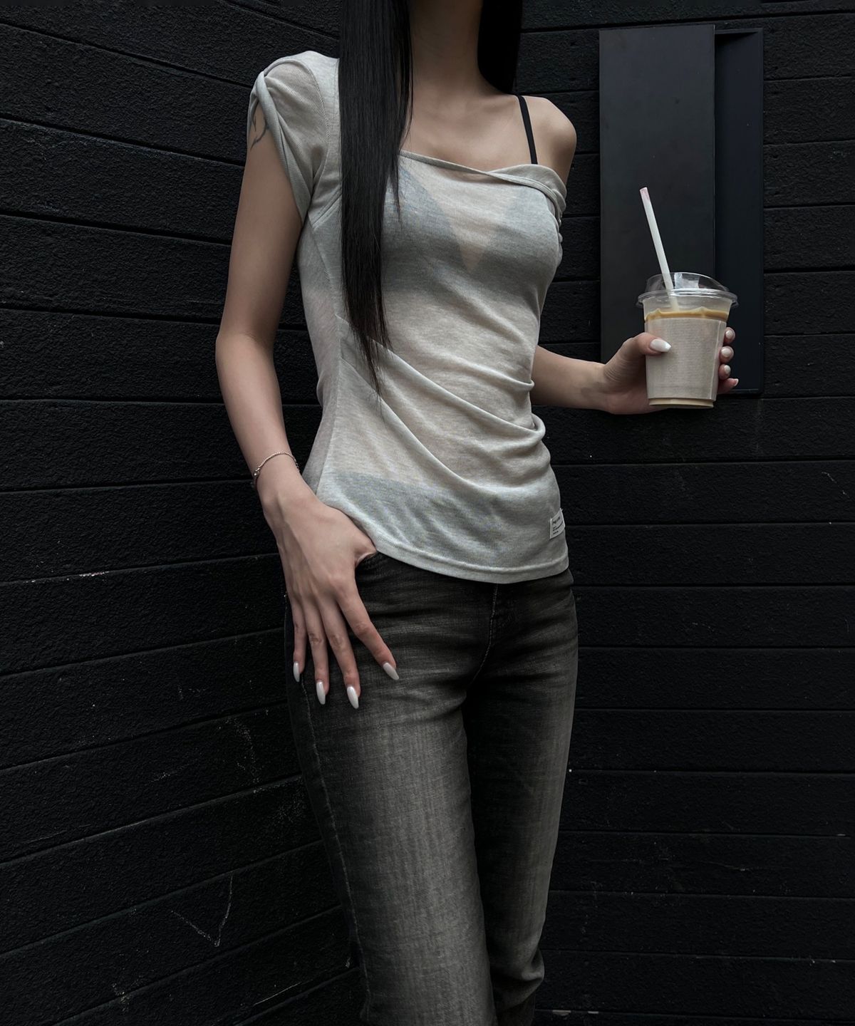 이네기(INEGI) Flip Sheer One Shoulder Top (light grey)