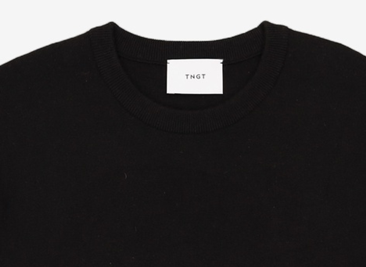 티엔지티(TNGT) BLACK SEMI-OVER FIT BUTTON CREWNECK KNIT TNSW1F704BK 105