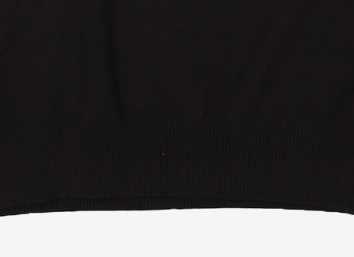 티엔지티(TNGT) BLACK SEMI-OVER FIT BUTTON CREWNECK KNIT TNSW1F704BK 105