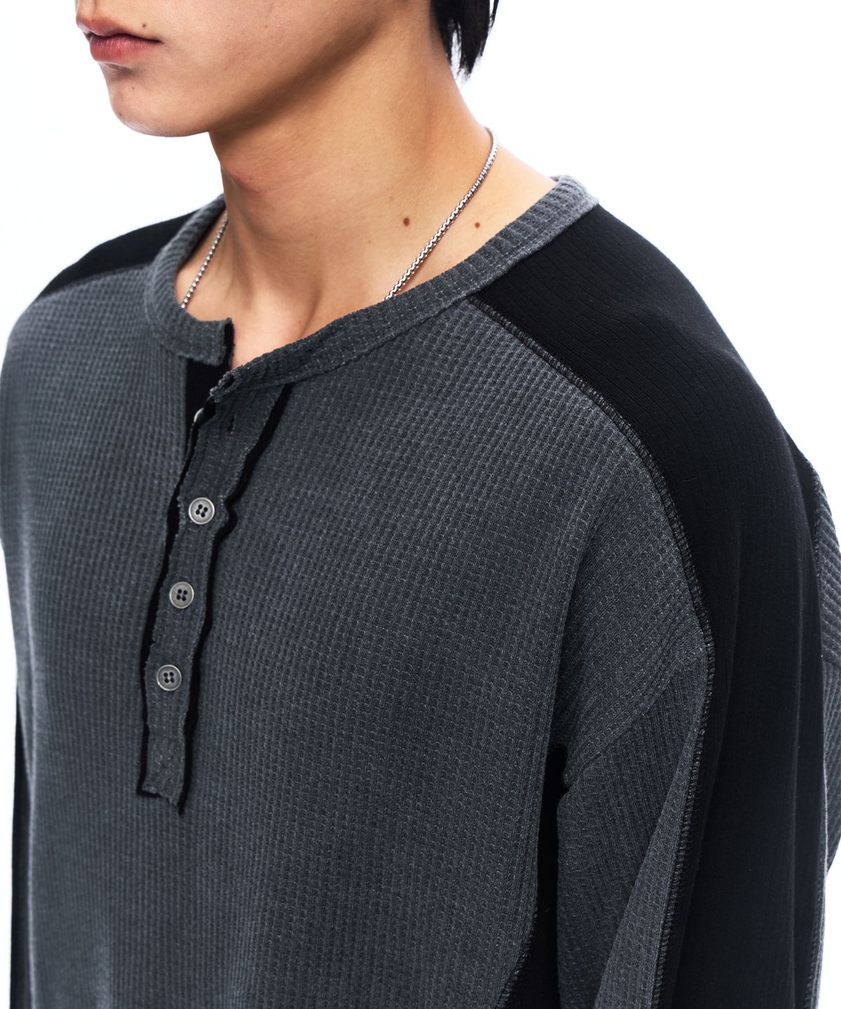 알에스에스씨(RSSC) CUTLINE WAFFLE HENLEY LONG SLEEVE - CHARCOAL
