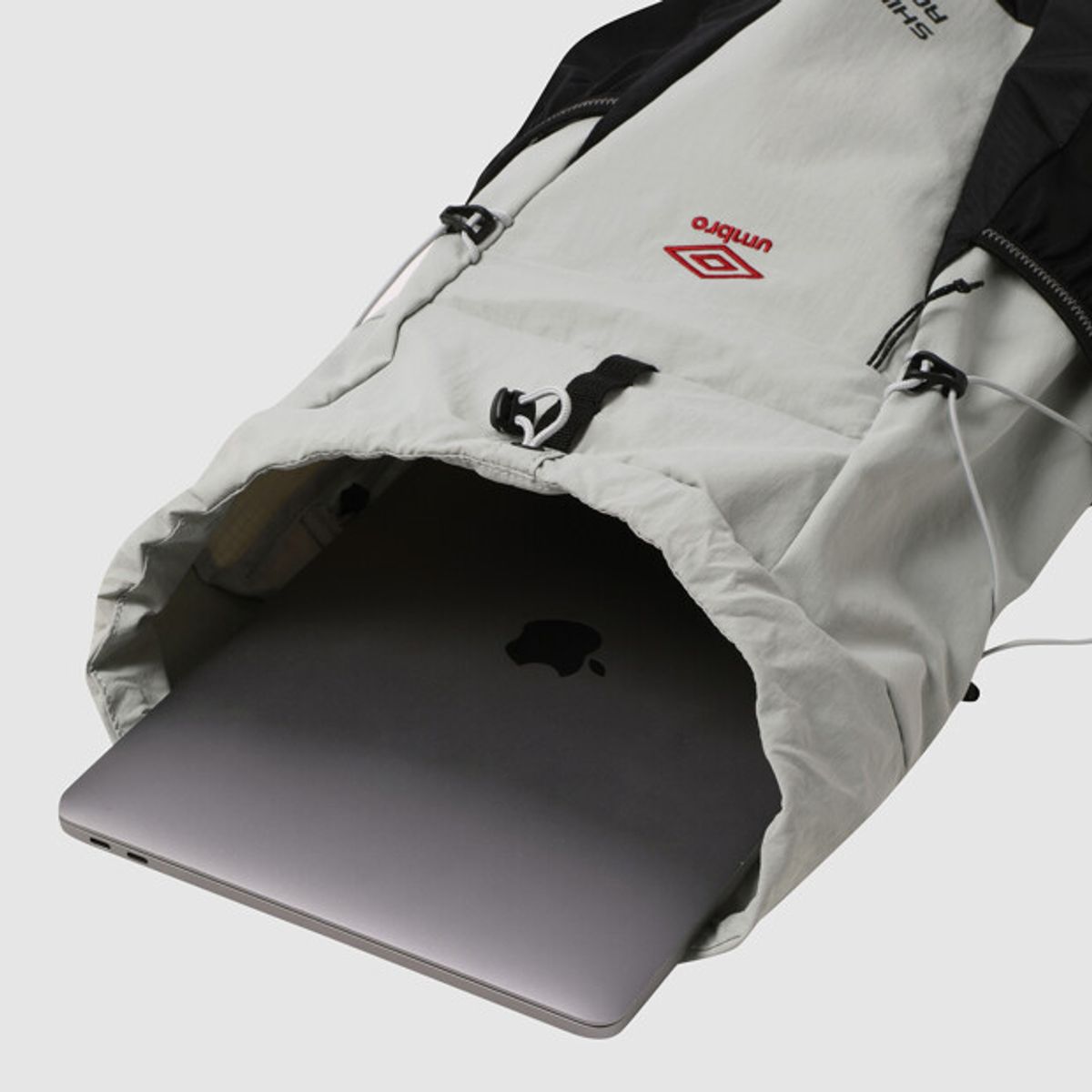 엄브로(UMBRO) 시프트 로암 경량 백팩 (15L) 그레이 UR423CBPO1