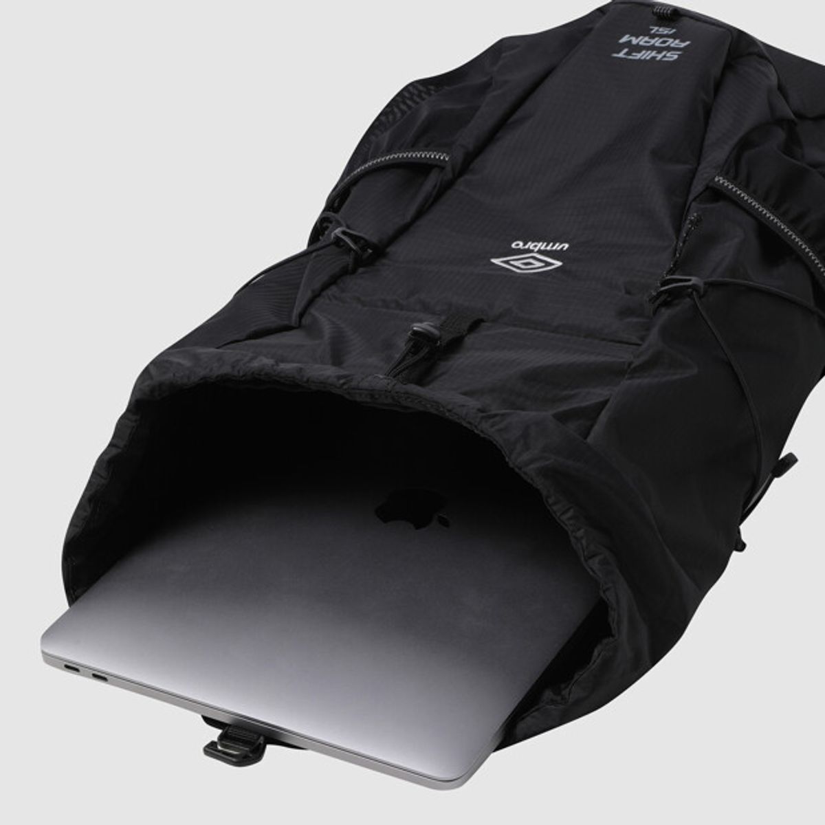 엄브로(UMBRO) 시프트 로암 경량 백팩 (15L) 블랙 UR423CBPO1