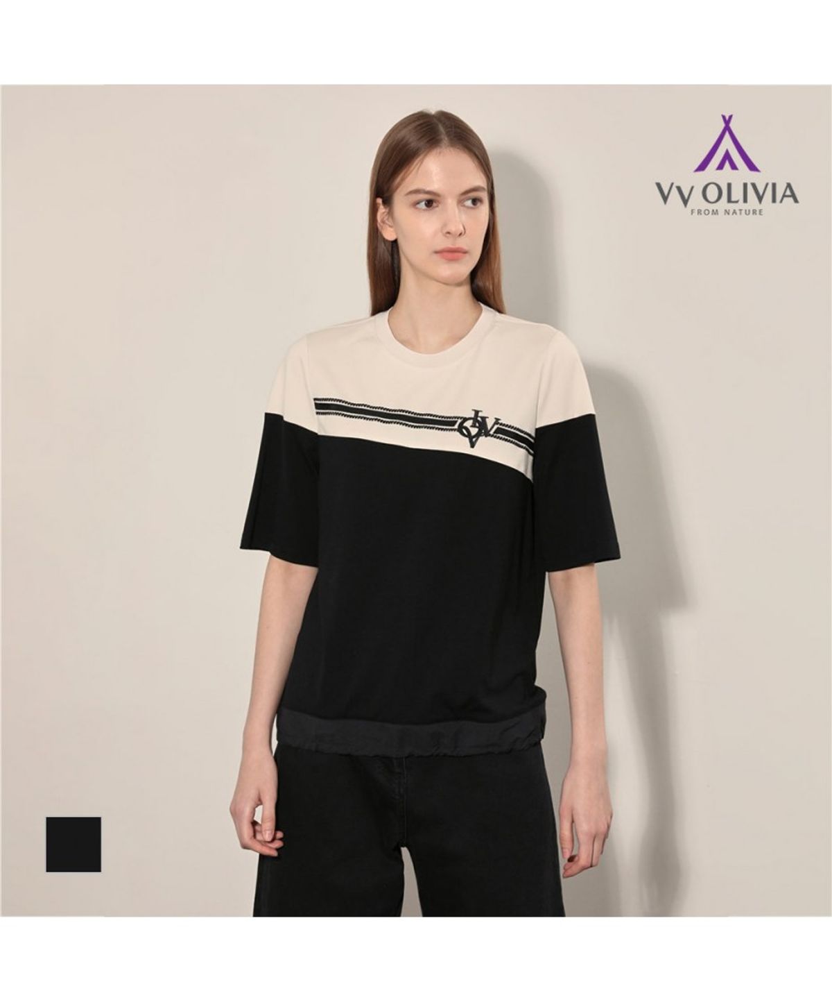 비비올리비아(VVOLIVIA) 사선 배색 자수 티셔츠_VVCAS4F7361