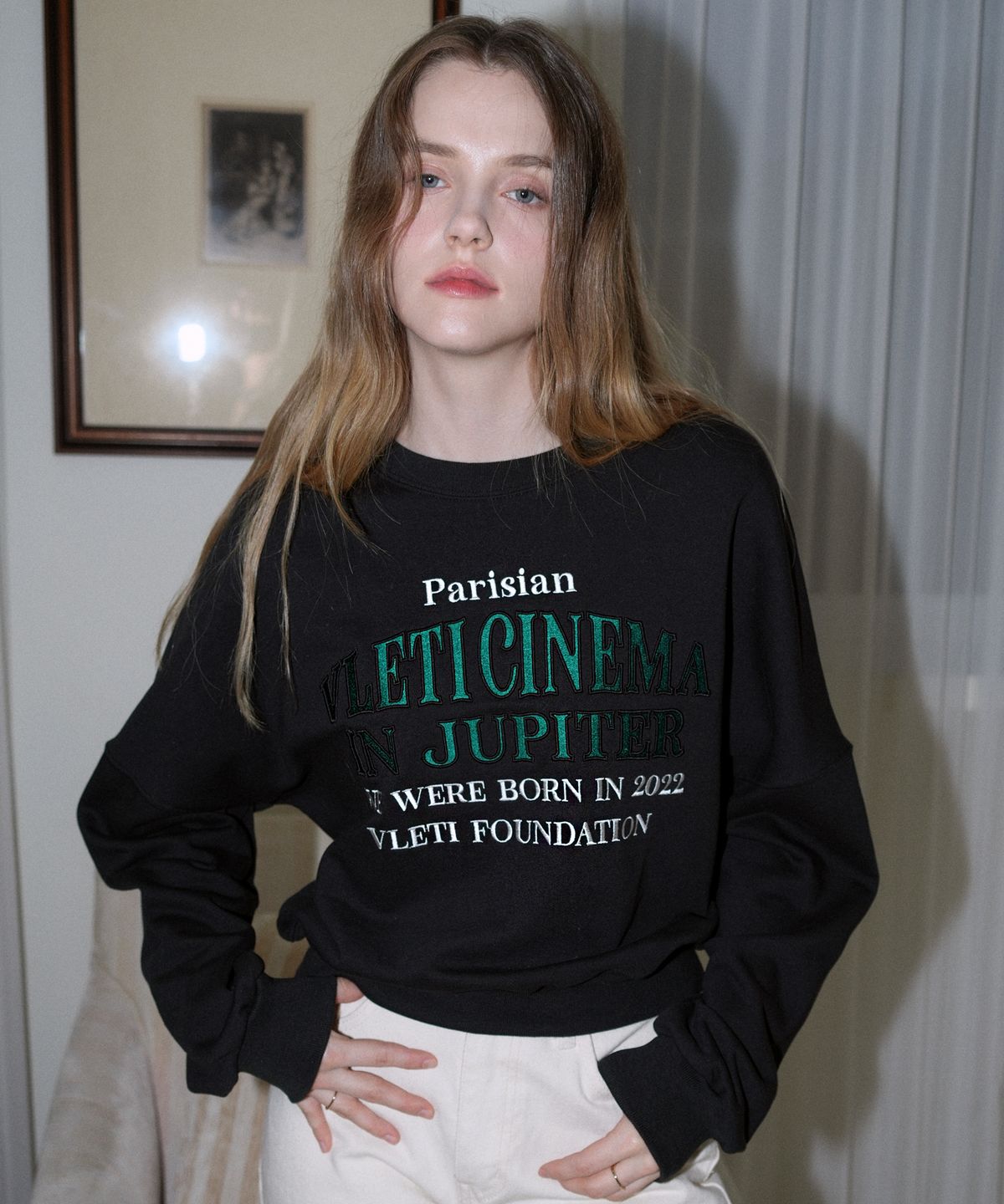 블레티(VLETI) Lettering Needlework Sweatshirt (Black)