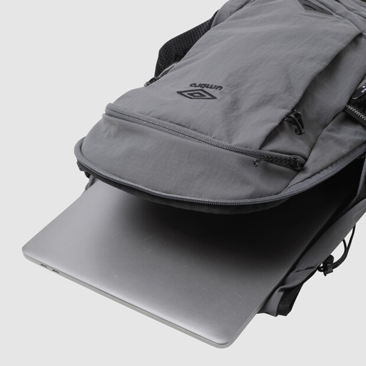 엄브로(UMBRO) 시프트 로암 경량 백팩 (25L) 챠콜 UR423CBPO2
