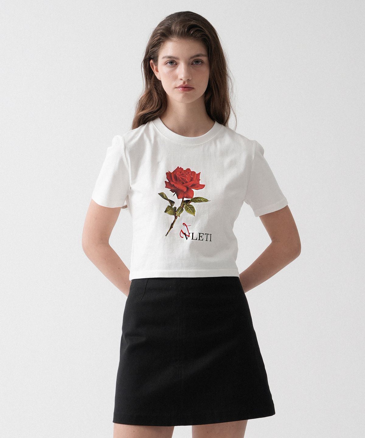 블레티(VLETI) Rose Art Work Printing Crop T-shirt (White)