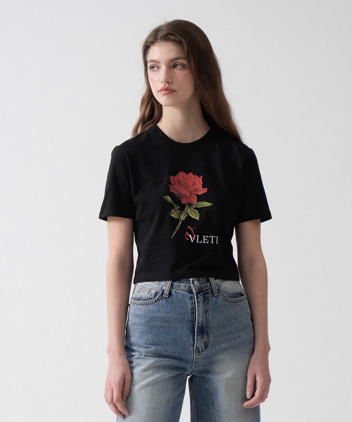 블레티(VLETI) Rose Art Work Printing Crop T-shirt (Black)