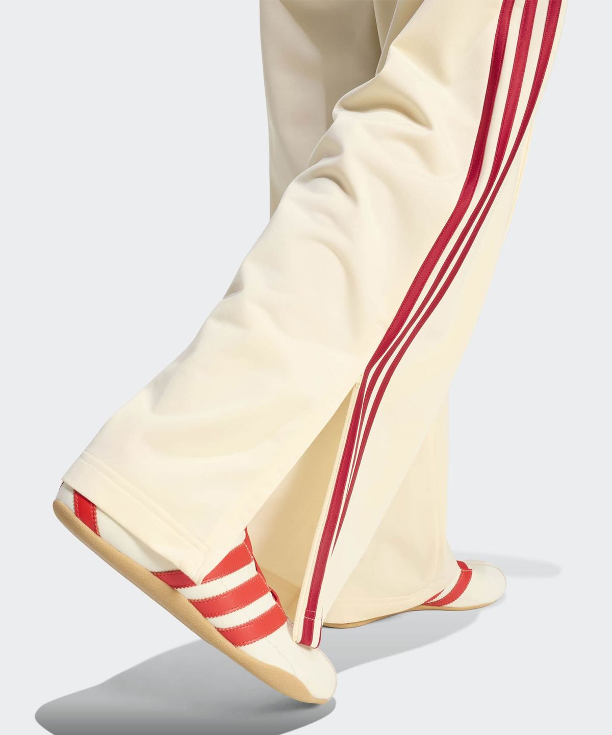 아디다스(ADIDAS) 파이어버드 루즈 트랙 팬츠 - 원바닐라:팀빅토리레드 / KS4671