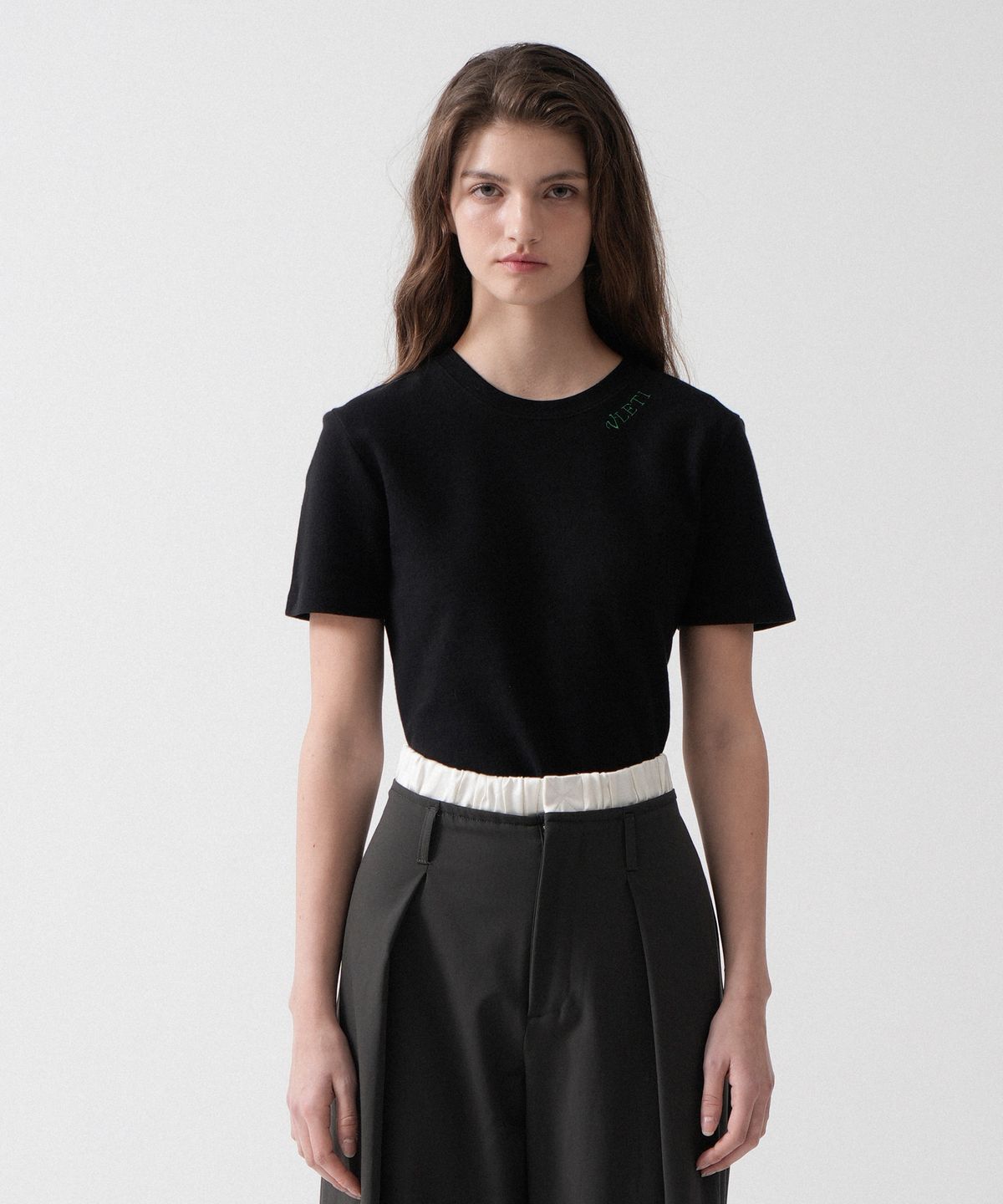 블레티(VLETI) Logo Needlework Slim Crop T-shirt (Black)