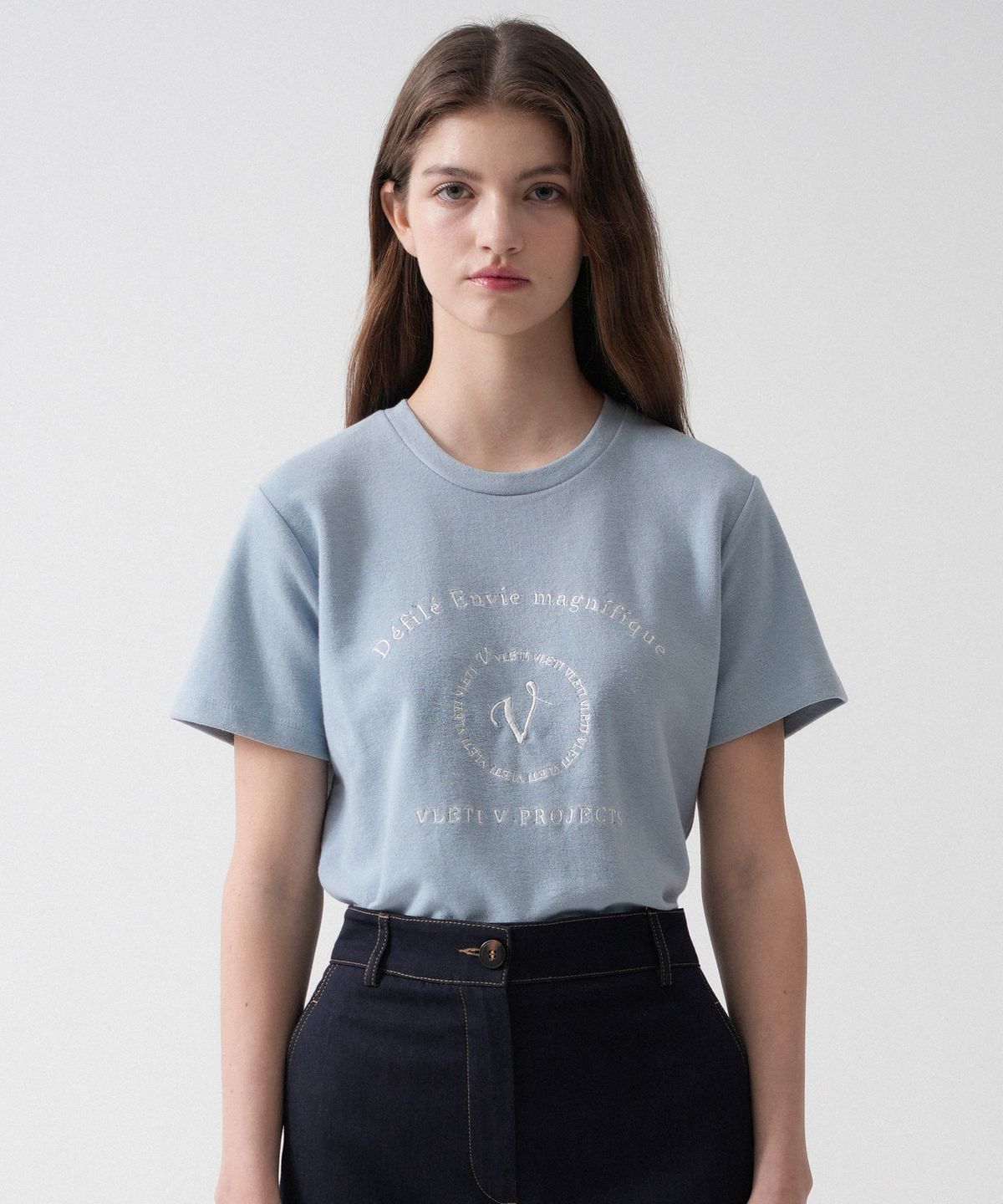 블레티(VLETI) Main Logo Needlework T-shirt (Sora)