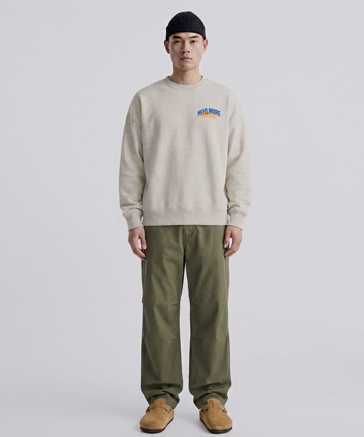 엠블룩(AMBLELOOK) 레귤러 스웨트셔츠 NEED MORE (오트밀)