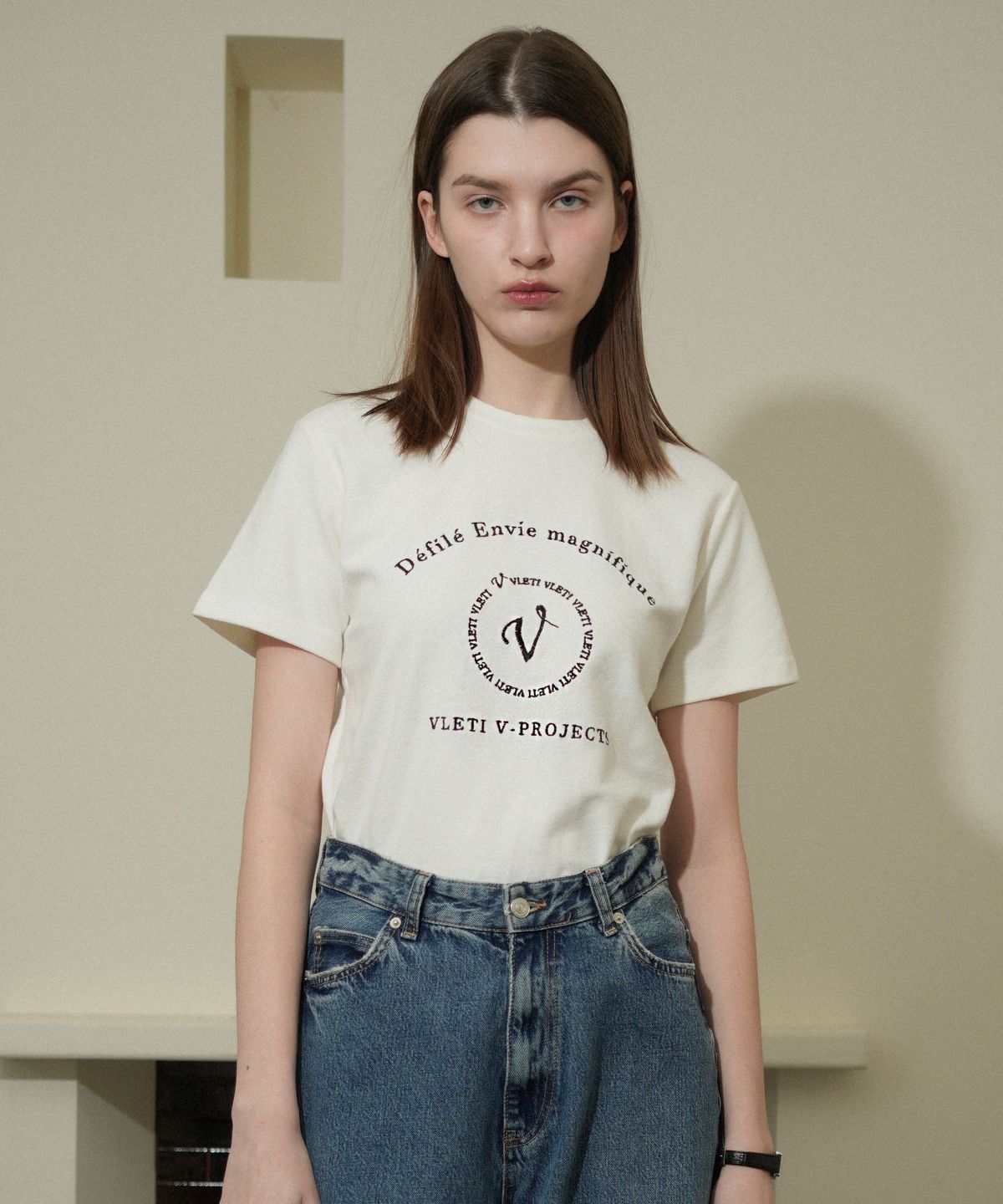 블레티(VLETI) Main Logo Needlework T-shirt (Ivory)