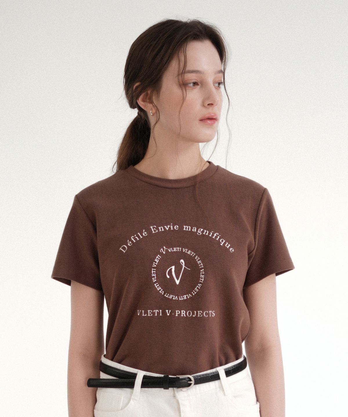 블레티(VLETI) Main Logo Needlework T-shirt (Cocoa)