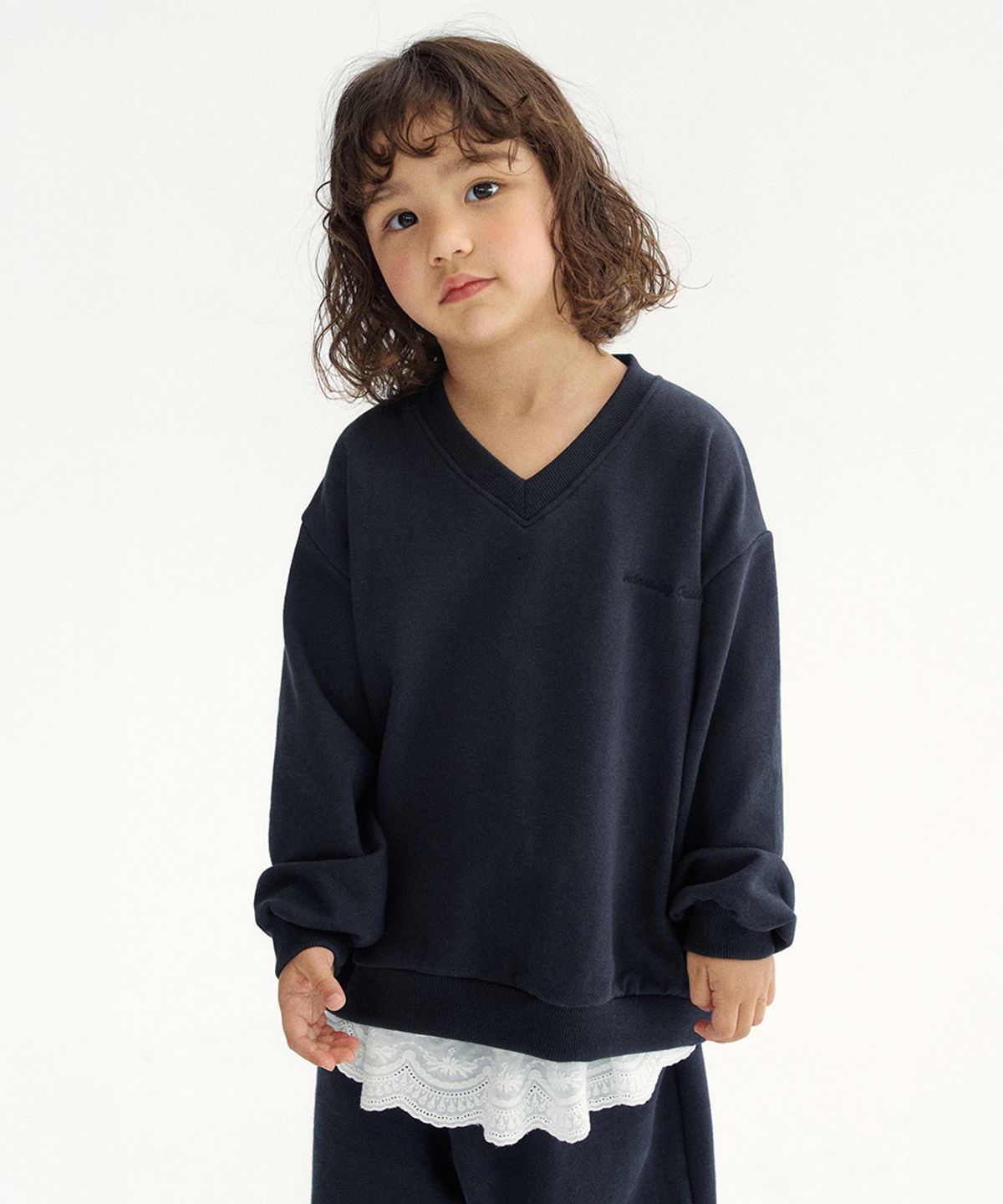 웬즈데이오아시스 키즈(WEDNESDAYOASIS KIDS) [Kids]V넥 자수 맨투맨_NAVY(WKB6TP01)