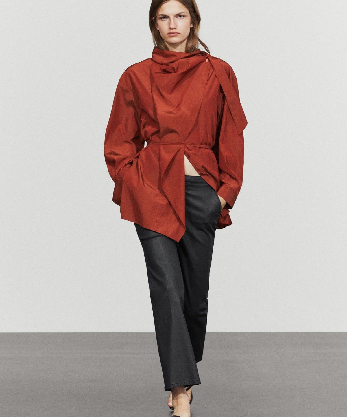 마시모두띠(MASSIMO DUTTI) 러버 코팅 크롭 플레어 팬츠