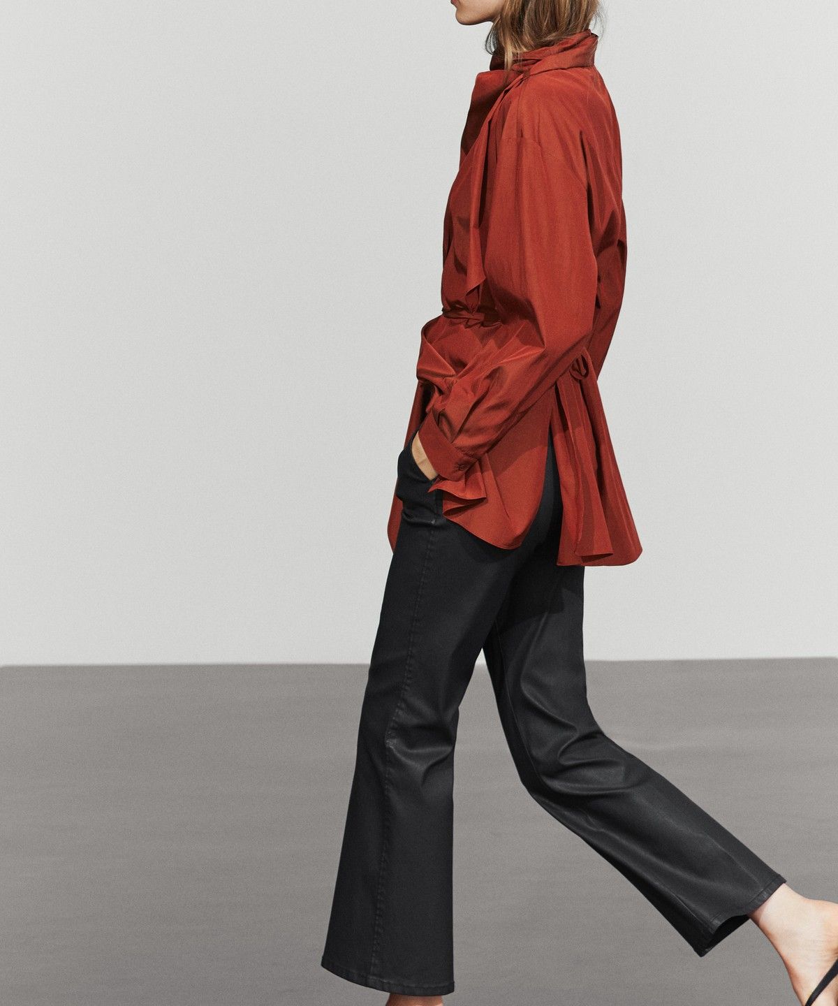 마시모두띠(MASSIMO DUTTI) 러버 코팅 크롭 플레어 팬츠