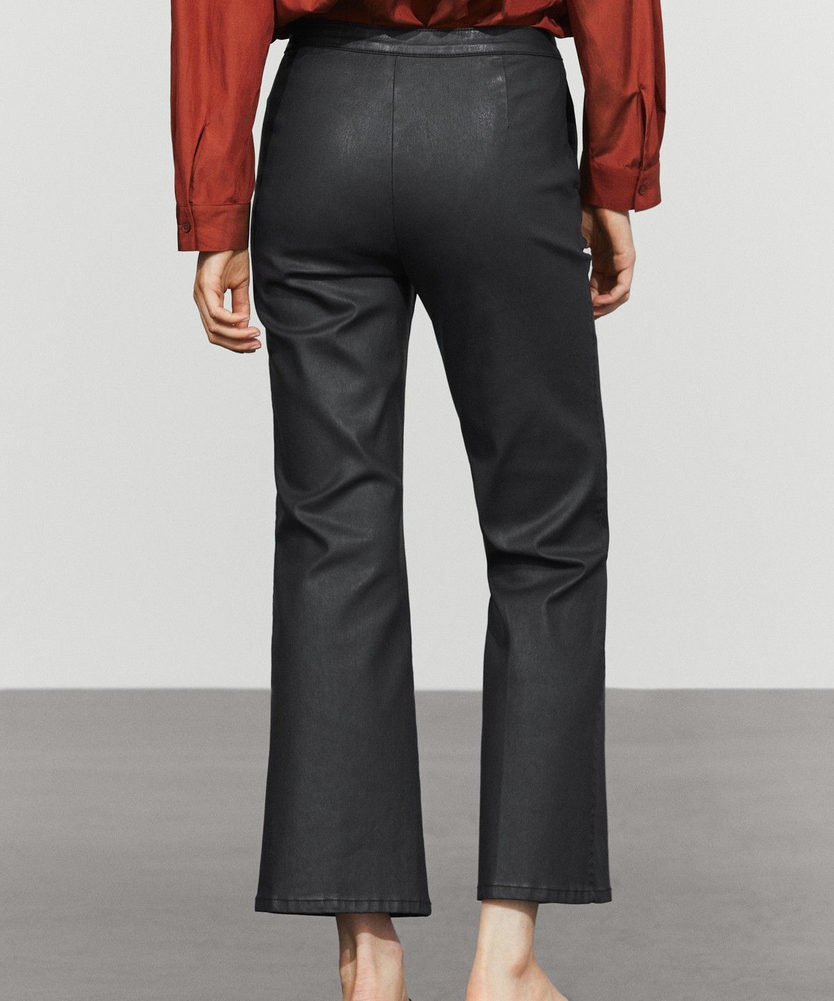마시모두띠(MASSIMO DUTTI) 러버 코팅 크롭 플레어 팬츠