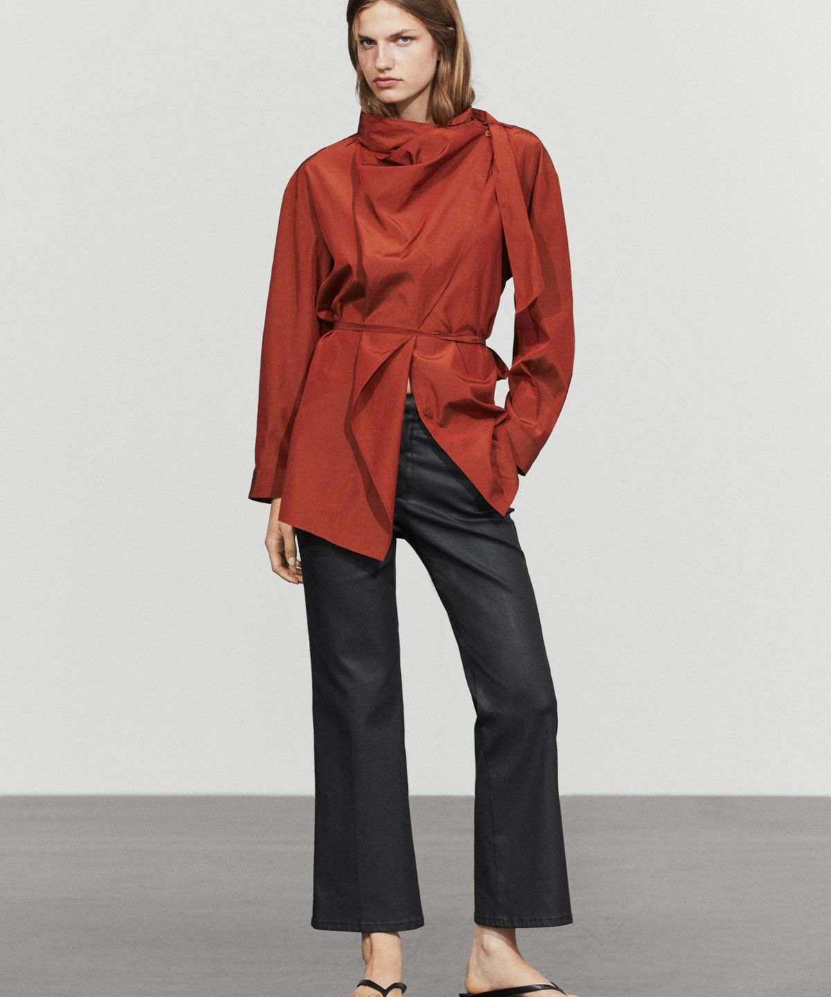 마시모두띠(MASSIMO DUTTI) 러버 코팅 크롭 플레어 팬츠